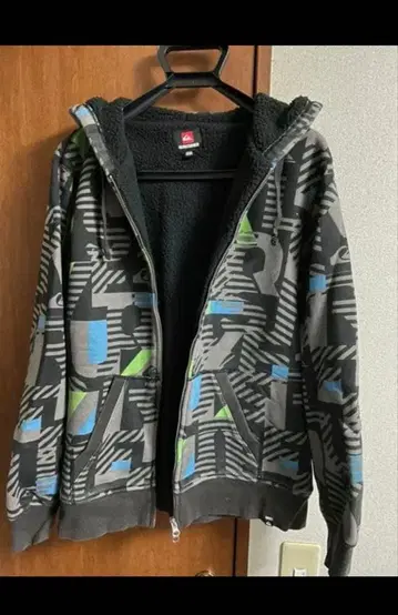 Quiksilver 그래픽 패턴 후드티