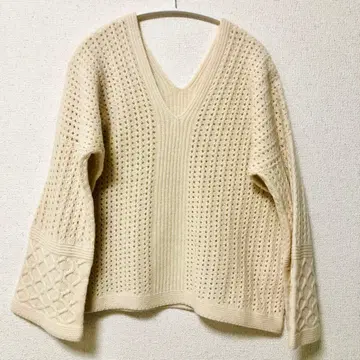 [ 새상품 미착용 ] 이에나 V넥 케이블 니트