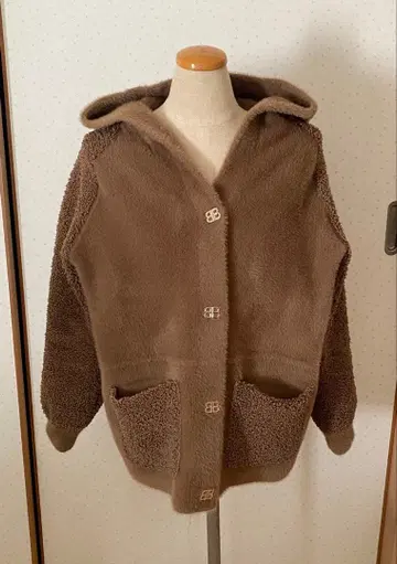 새상품급 캐시미어 혼방 육중하고 따뜻한 후드 부착 자켓