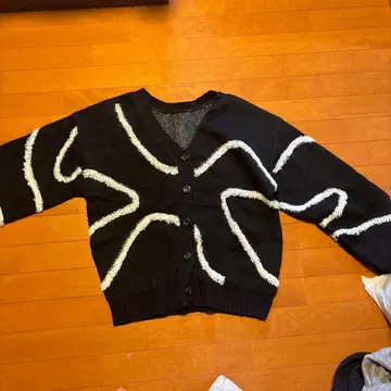 지그재그 무늬 V넥 스웨터 블랙/화이트