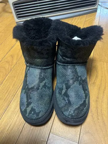 스네이크 스킨풍 어그 부츠 블랙/그레이