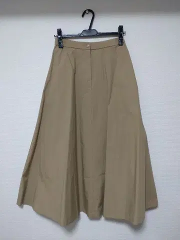 베이지 플레어 스커트 사이드 포켓 포함