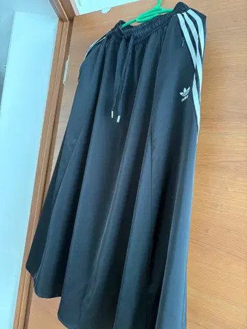 adidas 블랙 롱 스커트 플레어 S 사이즈
