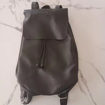 블랙 가죽풍 플랩 백팩