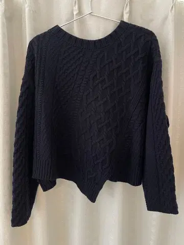 네이비 케이블 니트 V넥 스웨터