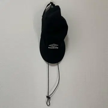 UMBRO 블랙 캡 프릭스스토어