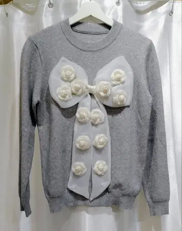 리본 꽃 장식 그레이 니트 스웨터