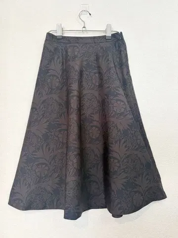 [ 매킨토시 런던 ] 새상품급 꽃무늬 플레어 스커트 블랙 x 브라운 36