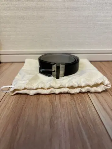 블랙 가죽 벨트 심플한 디자인