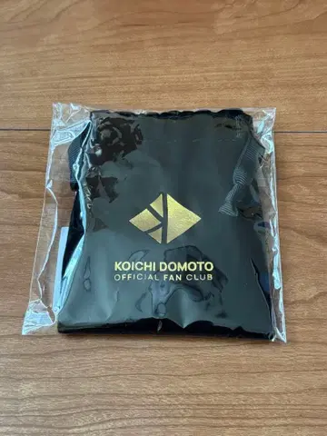 코이치 도모토 머리끈 은색 테이프 포함