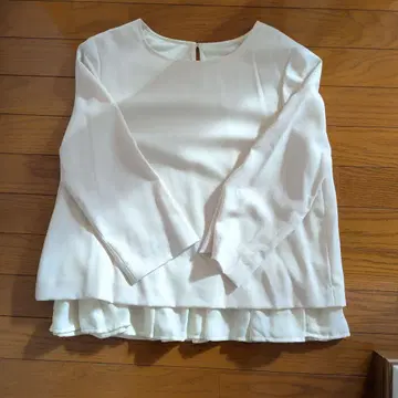 아이보리 프릴 달린 상의 L 사이즈