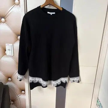 UN3D. 블랙 레이스 트리밍 긴팔 니트