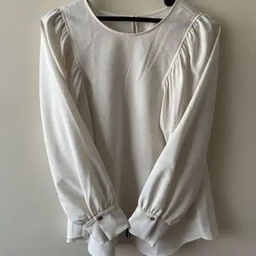 화이트 긴팔 블라우스 버튼 포함