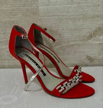 빨간색 비쥬가 달린 새틴 샌들