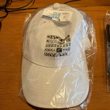 화이트 프린트 디자인 캡 블랙 넥타이