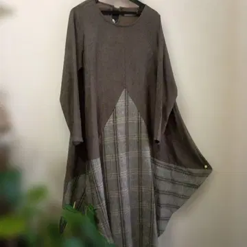 브라운 긴팔 원피스 체크 무늬