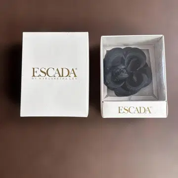 ESCADA 블랙 플라워 브로치