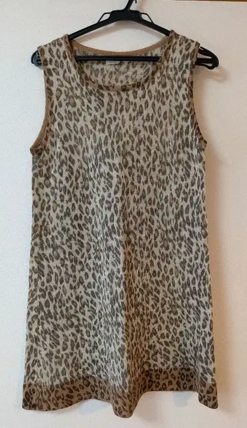 미사용 새상품 알파카 100% 레오파드 무늬 베스트