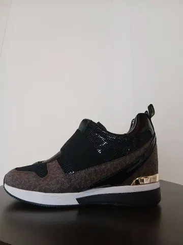 미사용 새상품 MICHAEL KORS 브라운/블랙 스니커즈