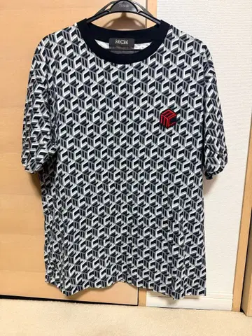 MCM 입체 기하학 패턴 T셔츠