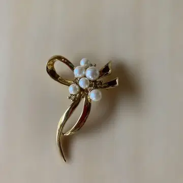 리본 모티브 골드 브로치 펄