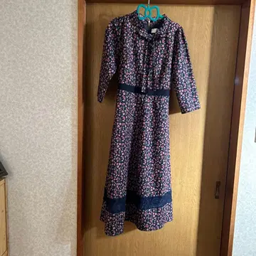 네이비 꽃무늬 긴팔 무릎 기장 원피스