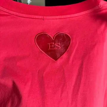 빨간색 하트 자수 반팔 T셔츠