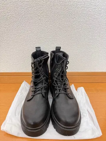 블랙 통굽 레이스업 부츠