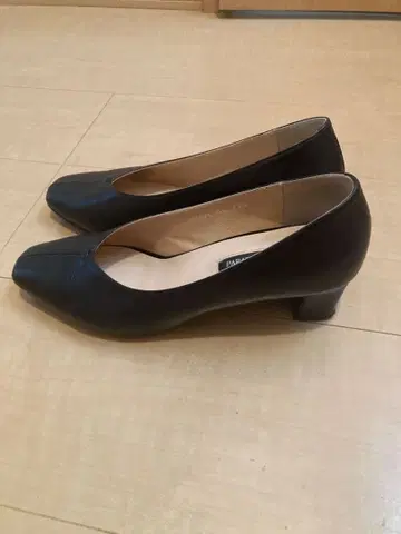 블랙 스틸레토 펌프스