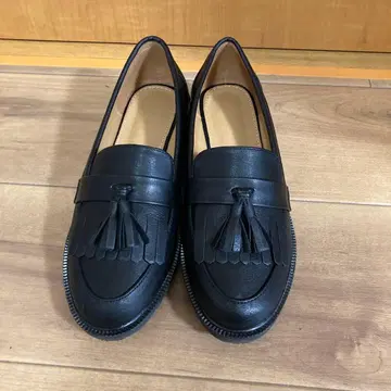 태슬 장식 블랙 로퍼