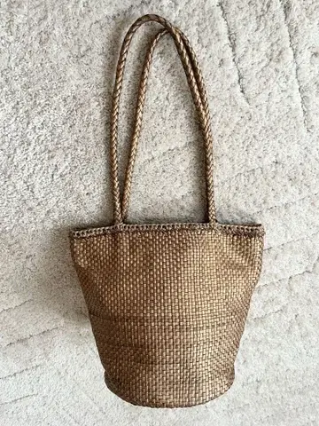 골드 브라운 뜨개질 숄더백