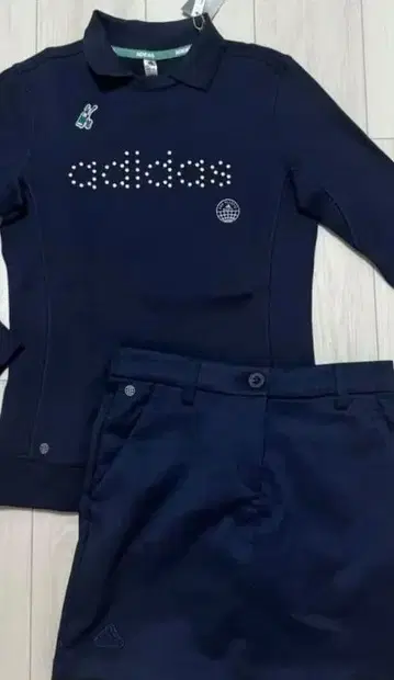 S 사이즈 네이비 상의와 스커트 셋업