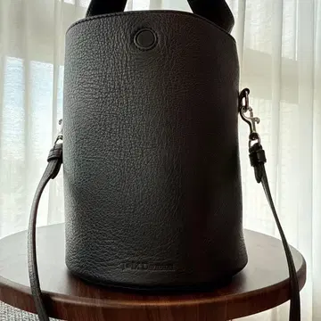 J&M 데이비슨 스터드 가죽 원형 블랙 숄더