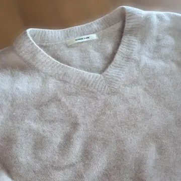 우브라주 클래스 라쿤 100% V넥 스웨터 라이트 베이지