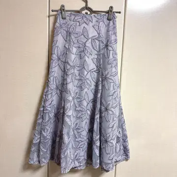 노엘라 몰 자수 패턴 스커트