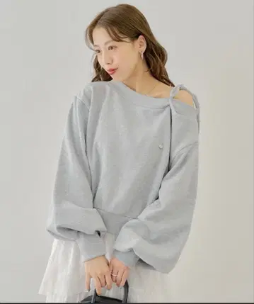 chico 어깨 리본 원숄더 루즈 맨투맨 그레이