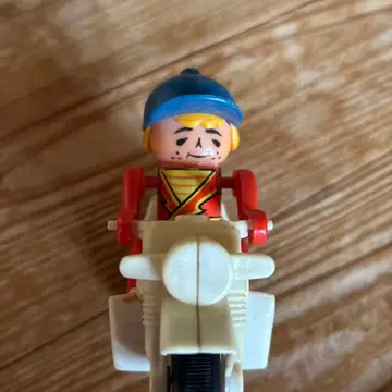 바이크를 탄 남아 피규어