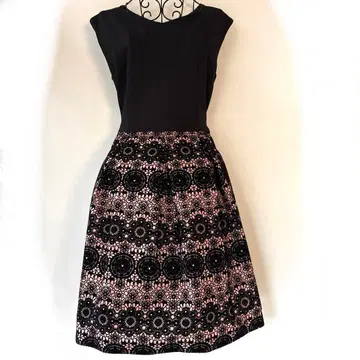 블랙과 핑크 꽃무늬 슬리브리스 원피스 일본제 고스로리 걸리시 파티