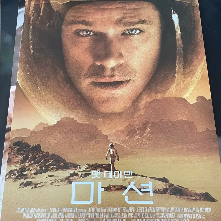 본 아이덴티티가 이번 주에 21년 전에 개봉했어. 6천만 달러짜리 영화가 2,710만 달러 DOM으로 개봉했지. DOM에서 1억  2,160만 달러, WW에서 2억 1,400만 달러를 벌었어. 21세기의 최고의 액션 영화 중 하나로 꼽히지. : r/boxoffice, image size:900x900