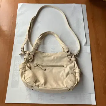 크림색 합성 피혁 숄더백