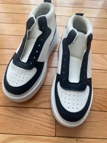 화이트/블랙 하이컷 스니커즈 23.0