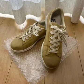 베이지 합성 피혁 로우컷 스니커즈