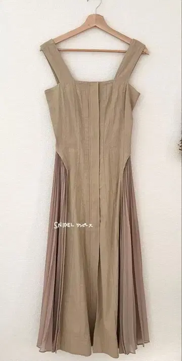 SNIDEL 플리츠 롱 원피스 베이지