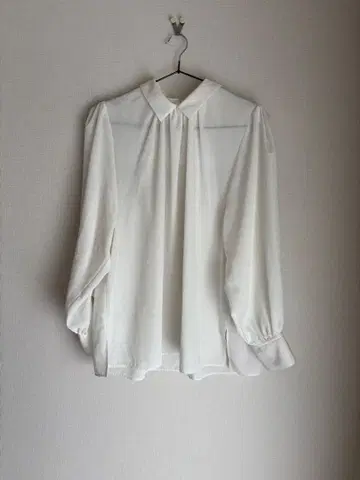 TOMORROWLAND BALLSEY 클리어 데신 칼라 블라우스