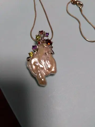 진주와 컬러 스톤의 목걸이