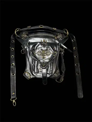 장식적인 금장 장식이 달린 블랙 바디백