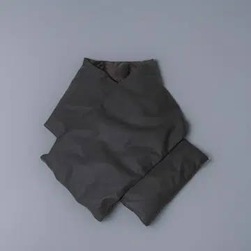 화이트 마운티니어링 타이온 합성 가죽 다운 머플러