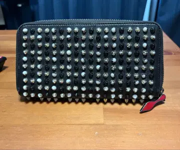 스터드 장식 블랙 장지갑