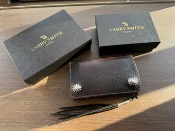 LARRY SMITH 엠보싱 트래커 지갑