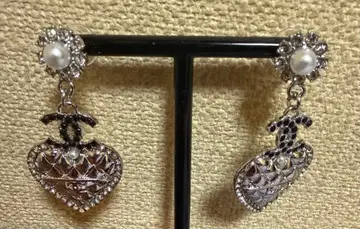 하트형 로고 참 귀걸이